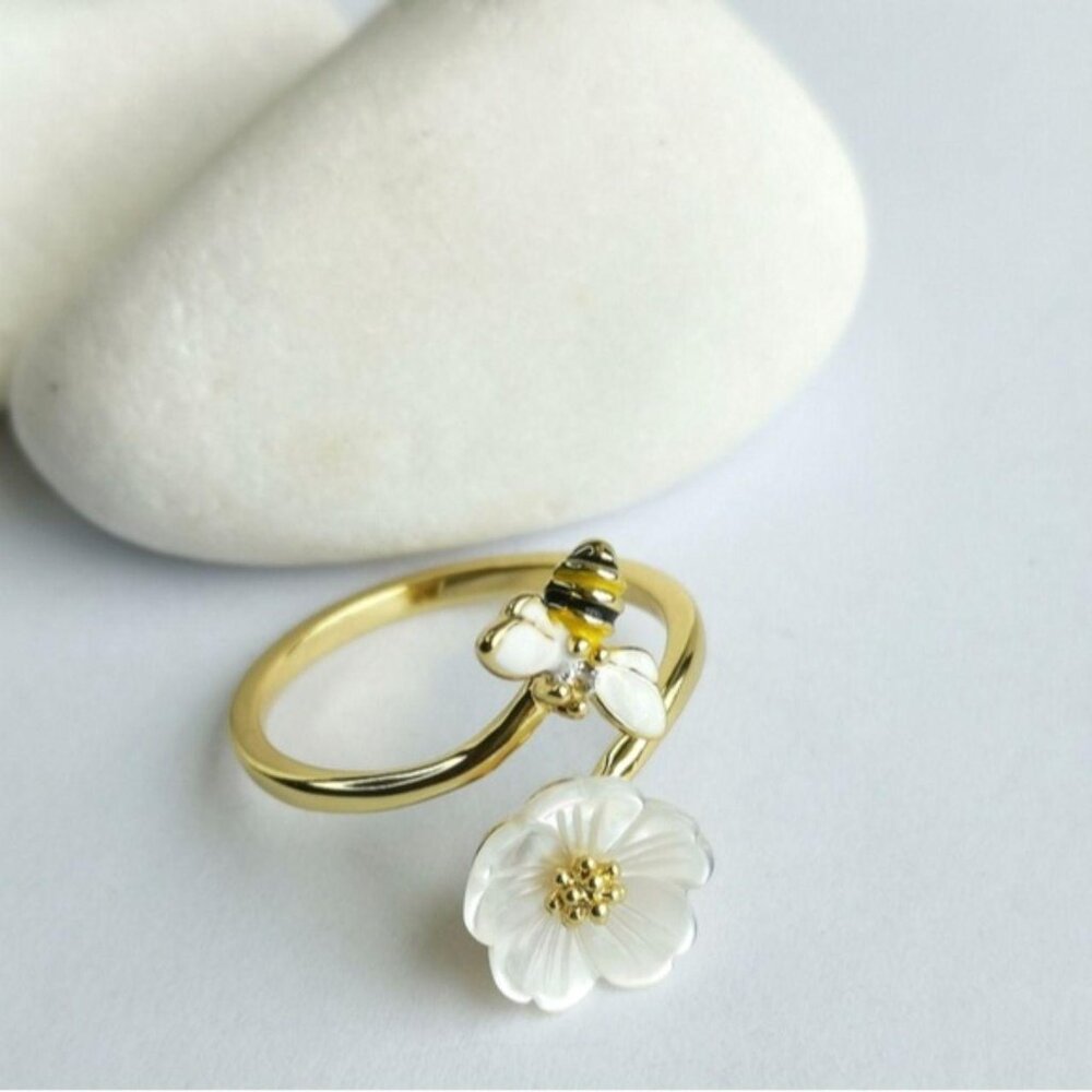 Mother of Pearl cz Bee ring size 7 🆕 - Picture 4 of 4
